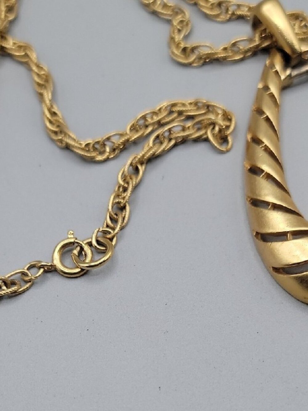 Vintage Crown Trifari Door Knocker Pendant Necklace 28"Gold Tone Large Teardrop - Picture 13 of 15
